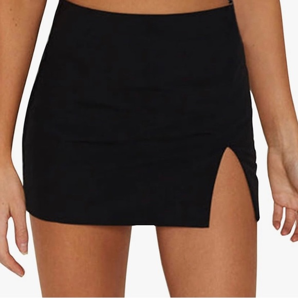 Aritzia Black Mini Skirt with Slit - Size 12 - Picture 1 of 4